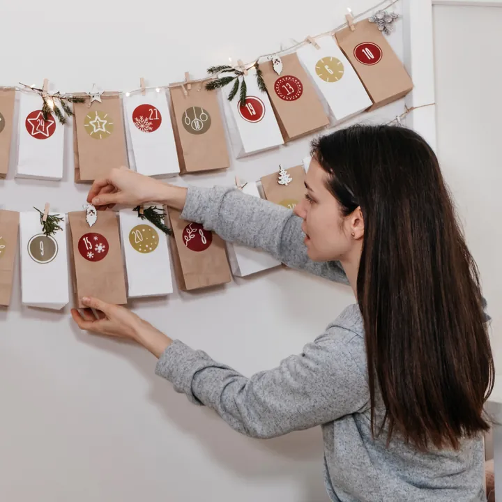 Sobres de Adviento colocados en la pared